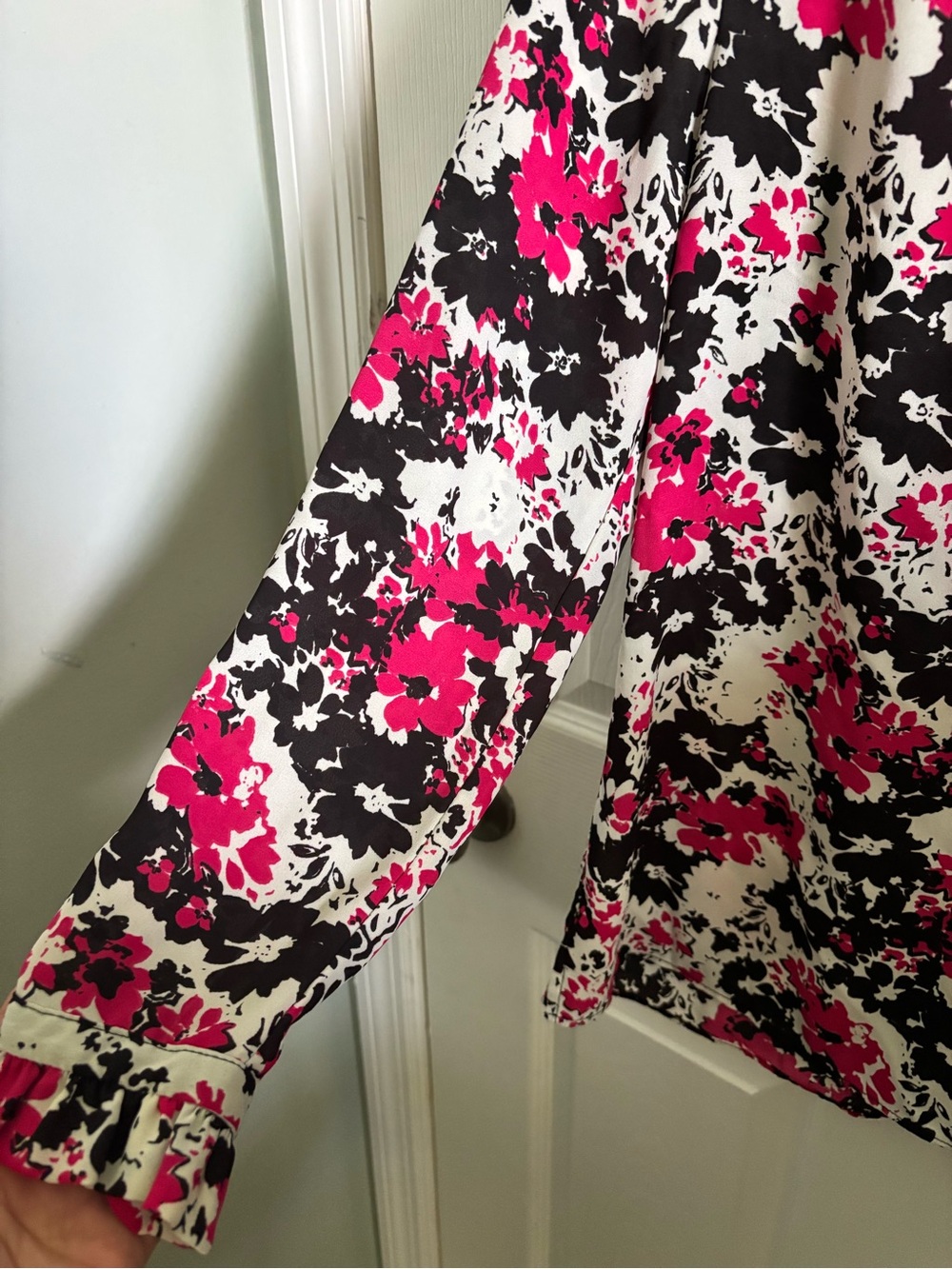 Rose & Olive Pink Black and White Floral V-Neck Long Sleeve Blouse - Picture 3 of 5